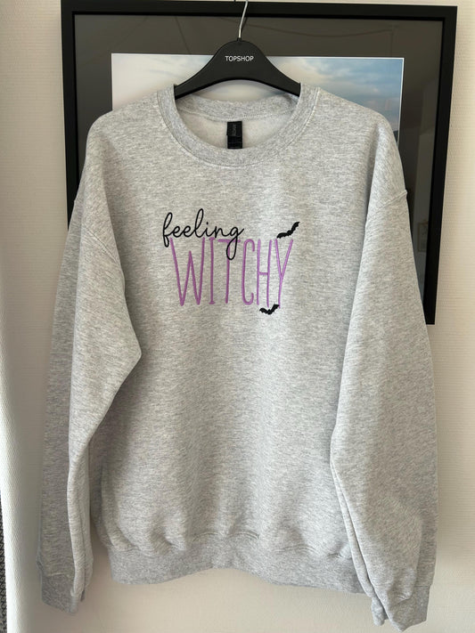 Sweat Halloween brodé "Feeling witchy" avec petites chauves souris