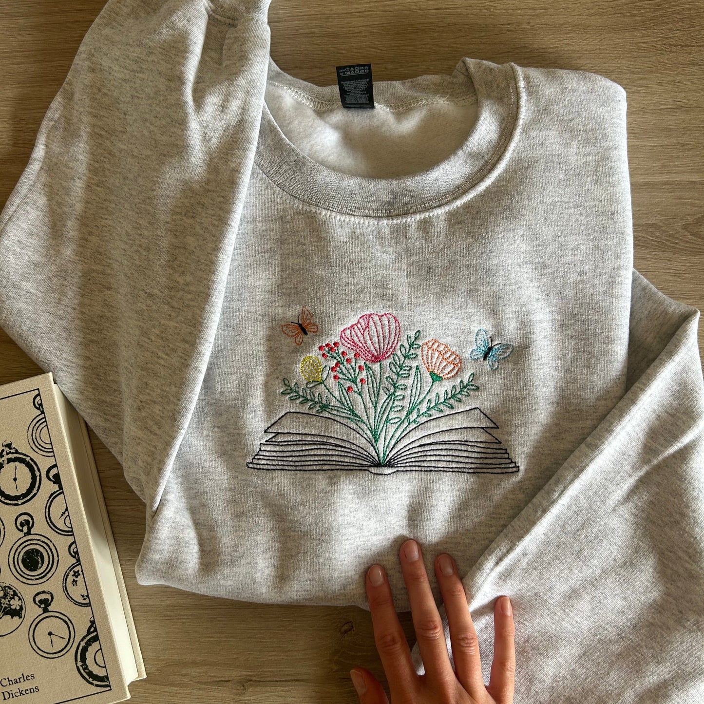 sweat brodé fleurs et livre