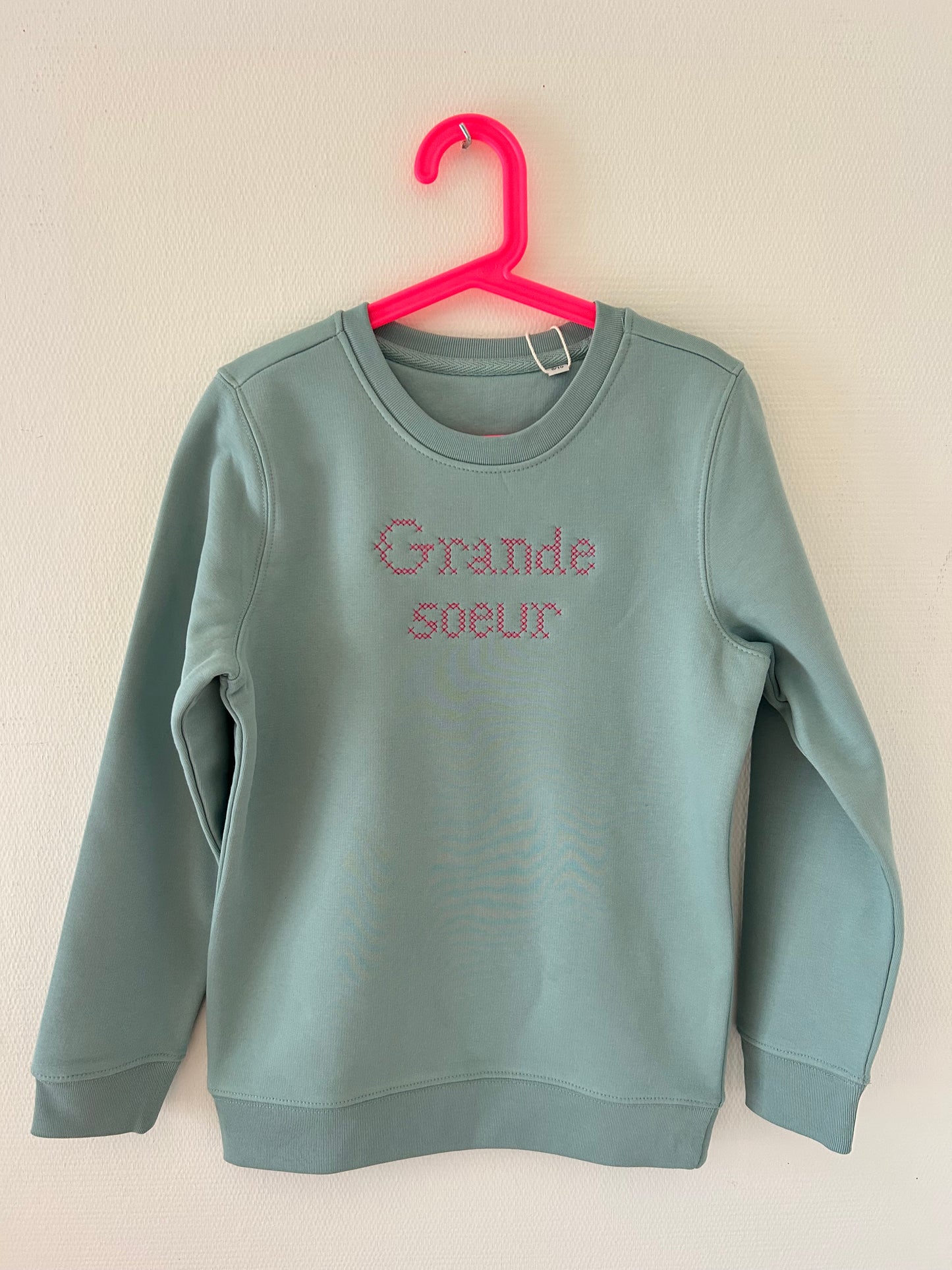 Sweat grande soeur et future grande soeur point de croix