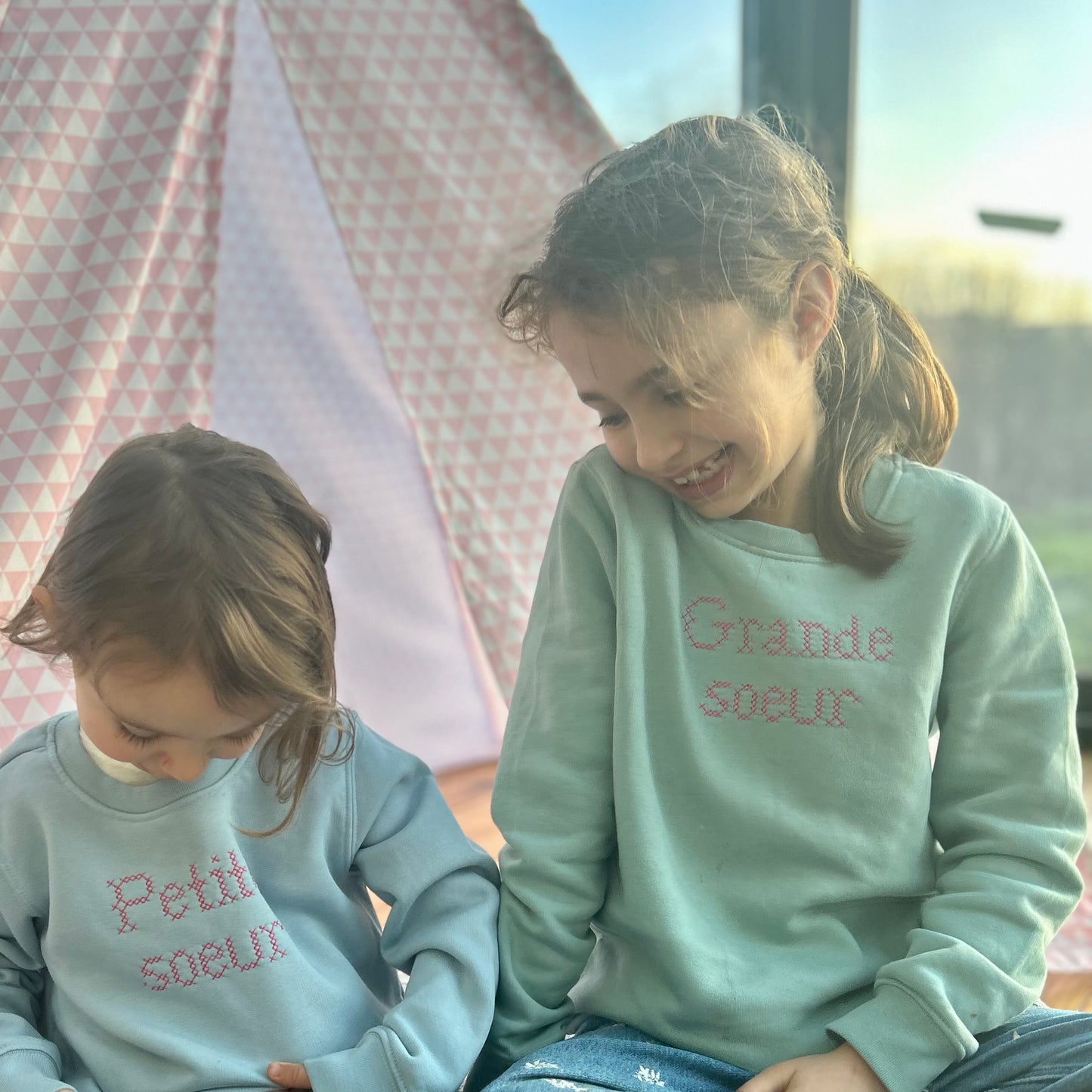 Sweat grande soeur et future grande soeur point de croix