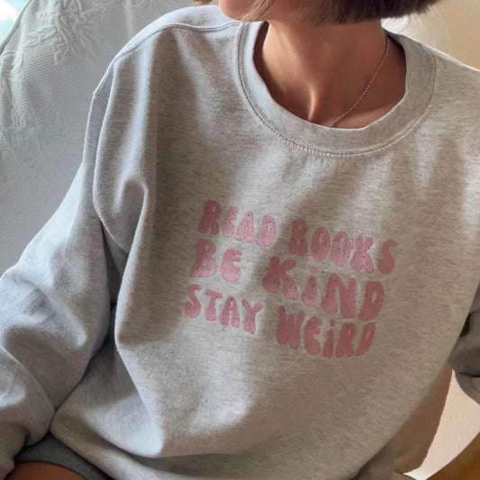 sweat brodé read books be kind stay weird