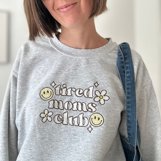 Sweat brodé Tired Moms Club