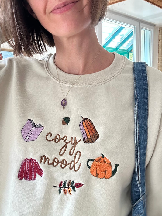 Sweat brodé avec une théière citrouille, pull, livre, écriture cozy mood