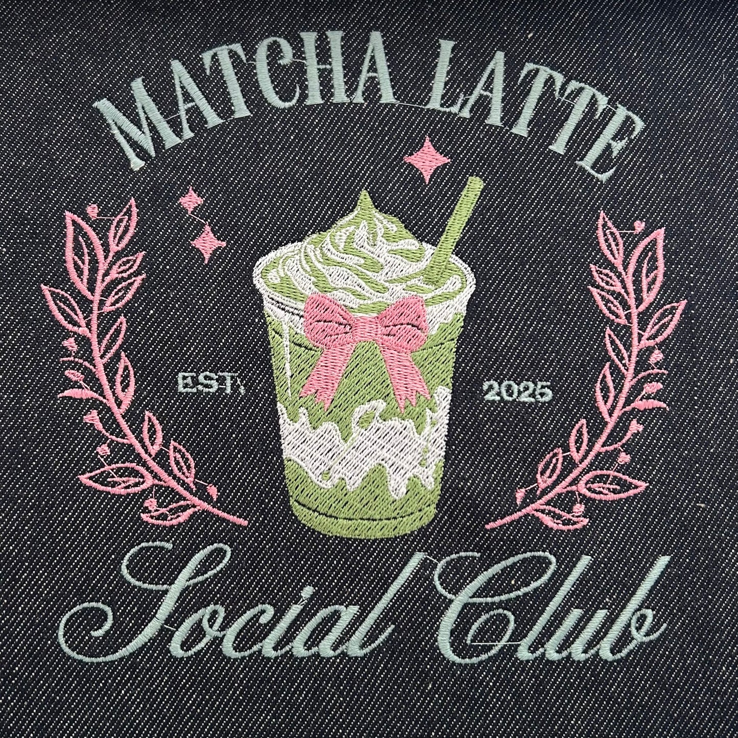 Cabas brodé matcha latte social club détail de broderie