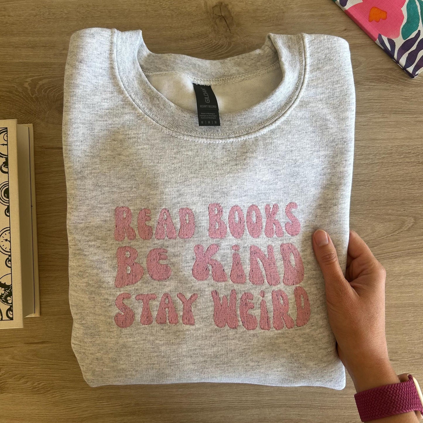 Sweat brodé read books, be kind, stay weird