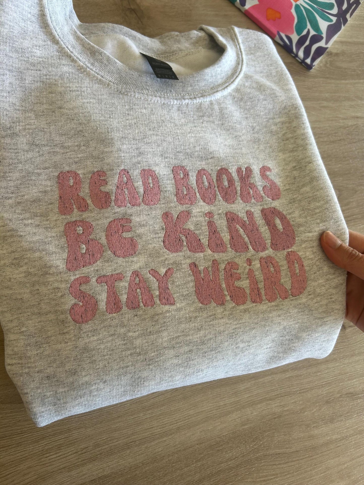 Sweat brodé read books, be kind, stay weird
