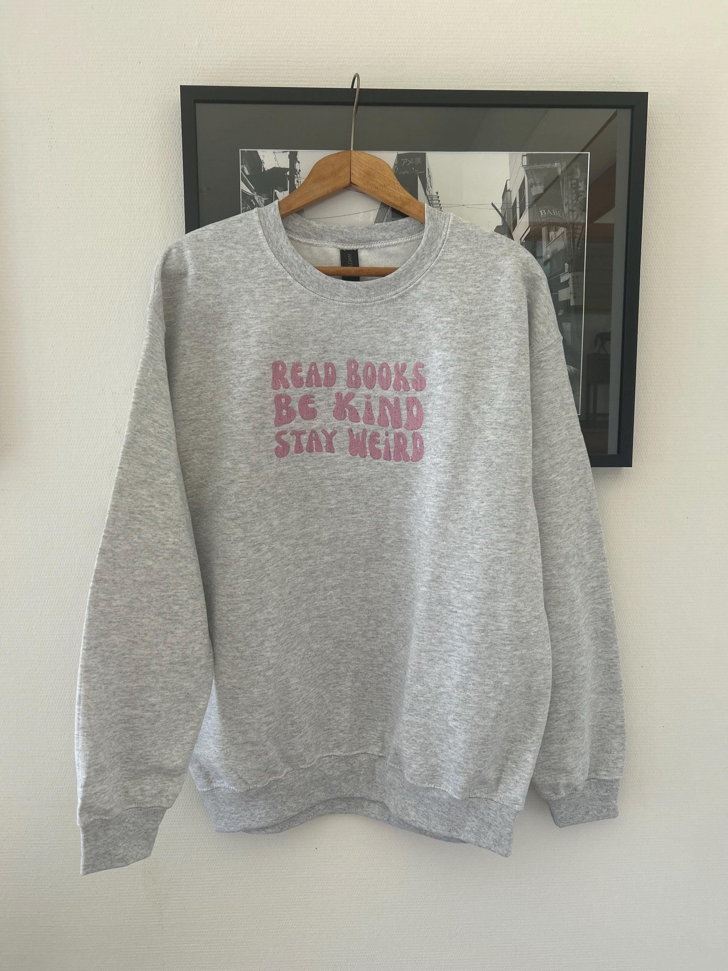 Sweat brodé read books, be kind, stay weird