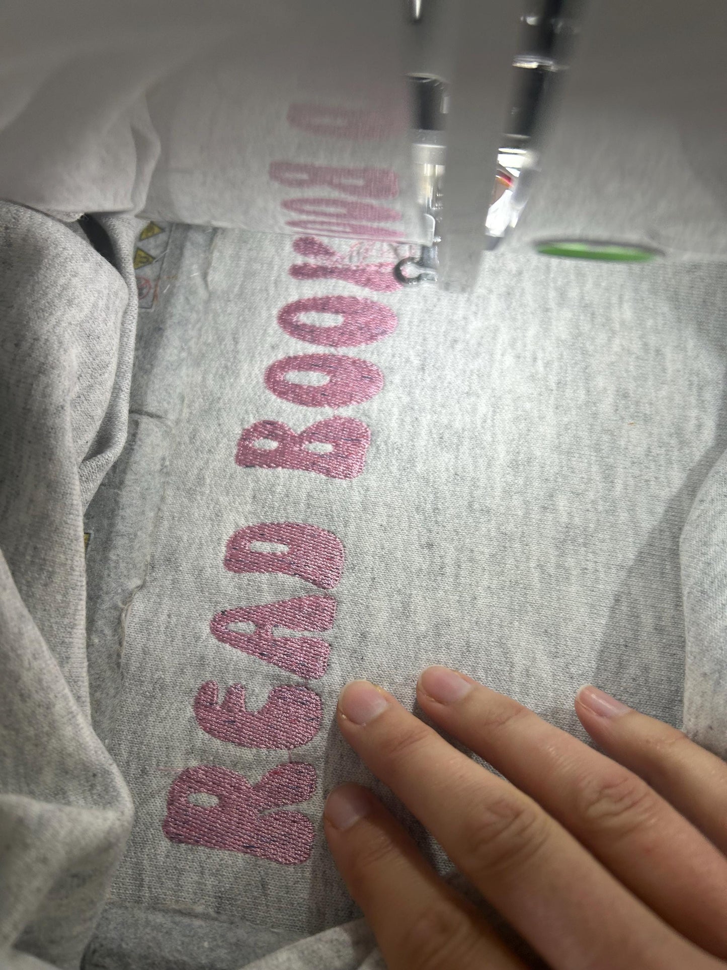 Sweat brodé read books, be kind, stay weird
