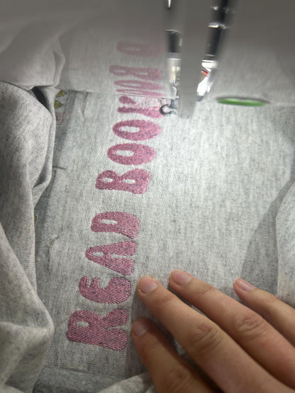 Sweat brodé read books, be kind, stay weird