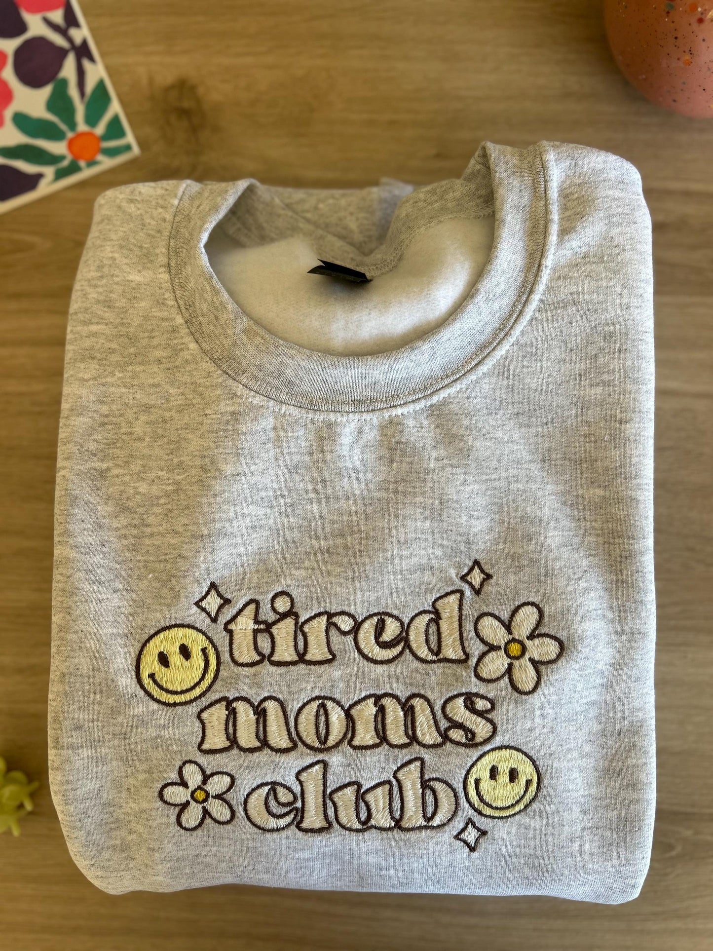 Sweat brodé Tired Moms Club