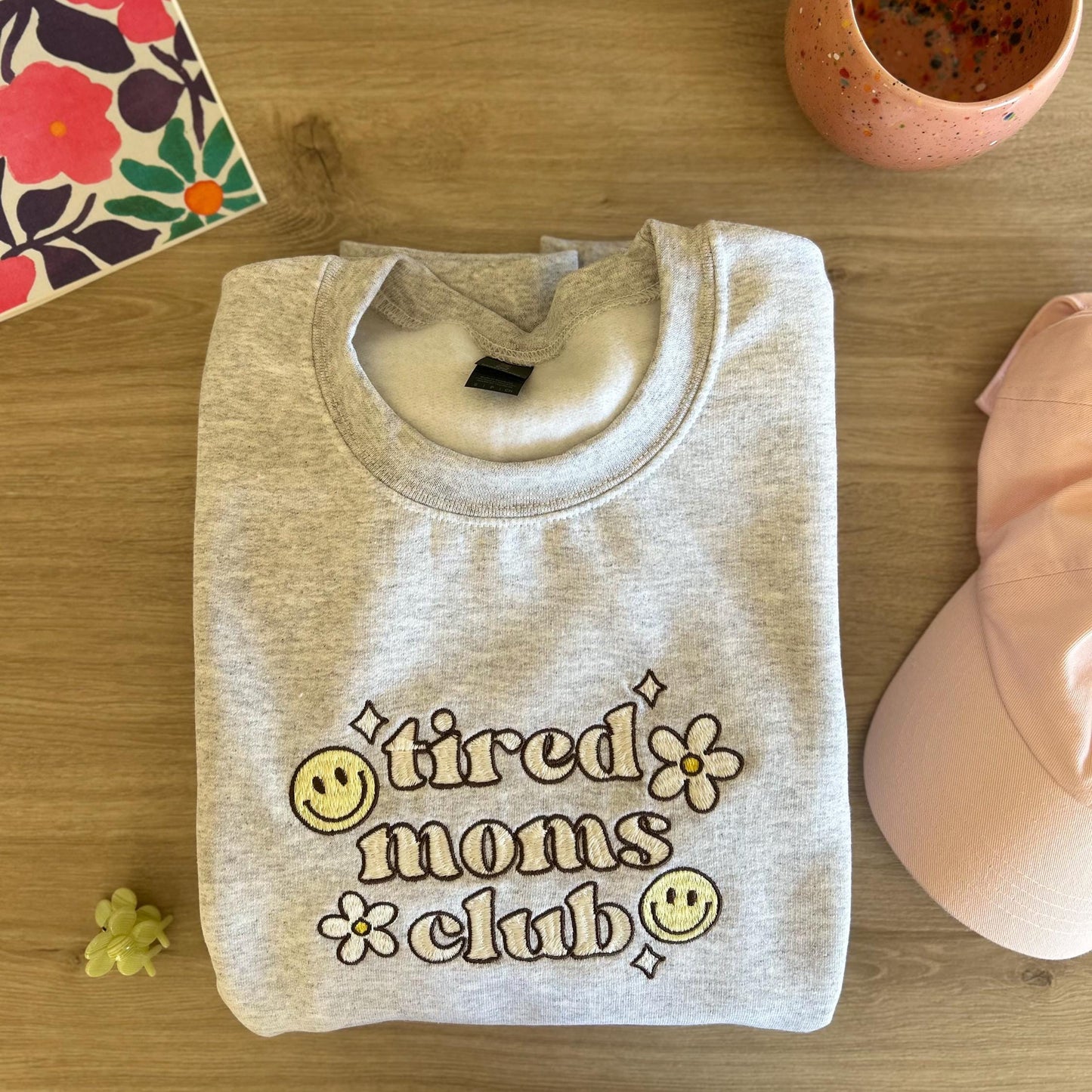 Sweat brodé Tired Moms Club