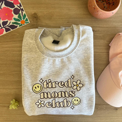 Sweat brodé Tired Moms Club