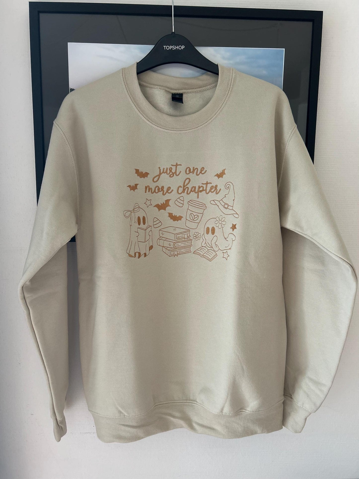 Sweat brodé "One more chapter"  fantômes lecteurs