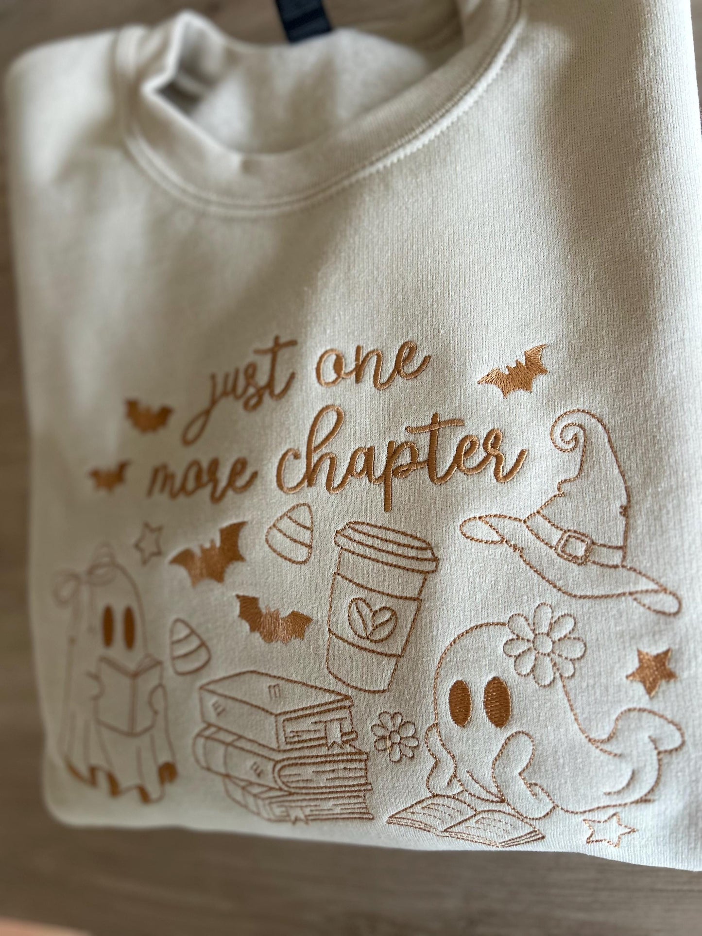 Sweat brodé "One more chapter"  fantômes lecteurs