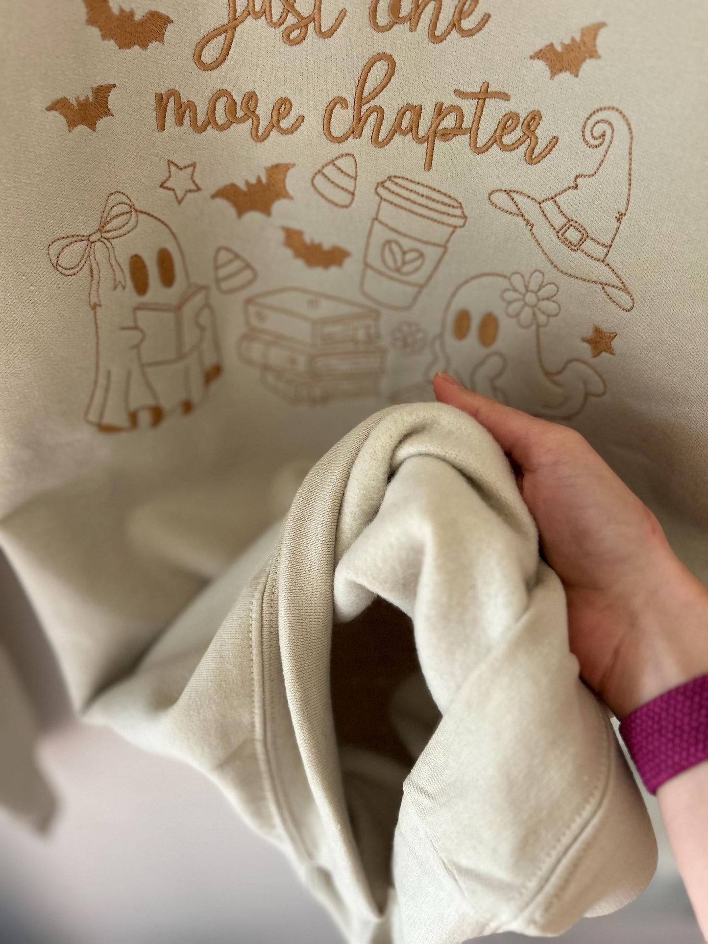 Sweat brodé "One more chapter"  fantômes lecteurs