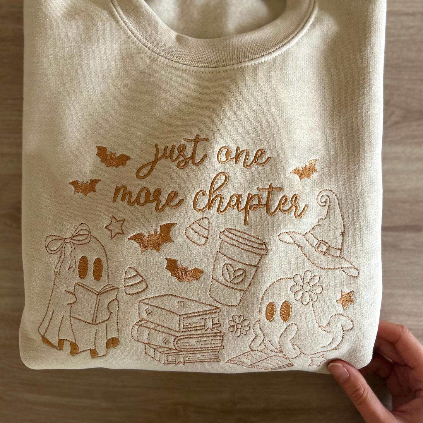 Sweat brodé "One more chapter"  fantômes lecteurs