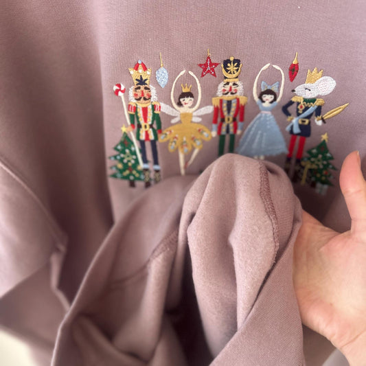 Sweat de Noël brodé Casse-Noisette coloris mauve