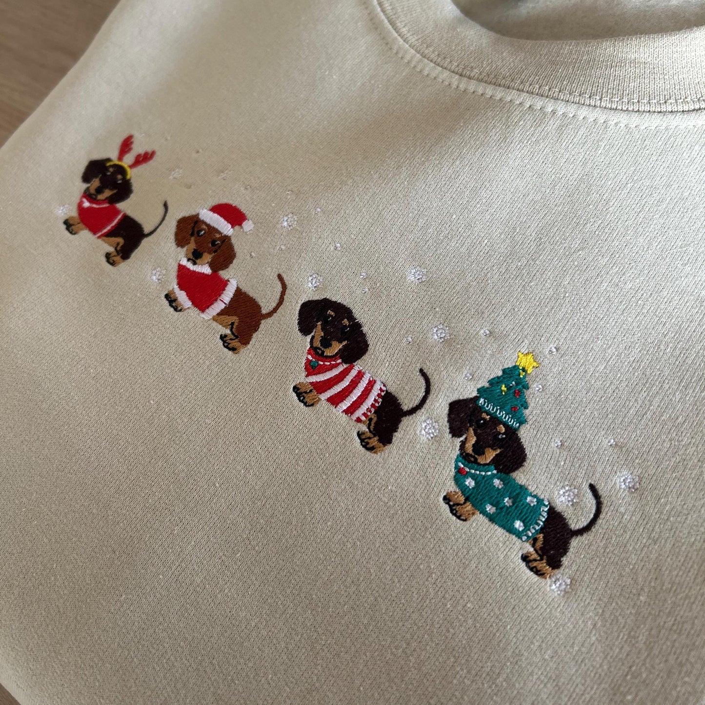Sweat pull hiver Noël brodé avec teckels