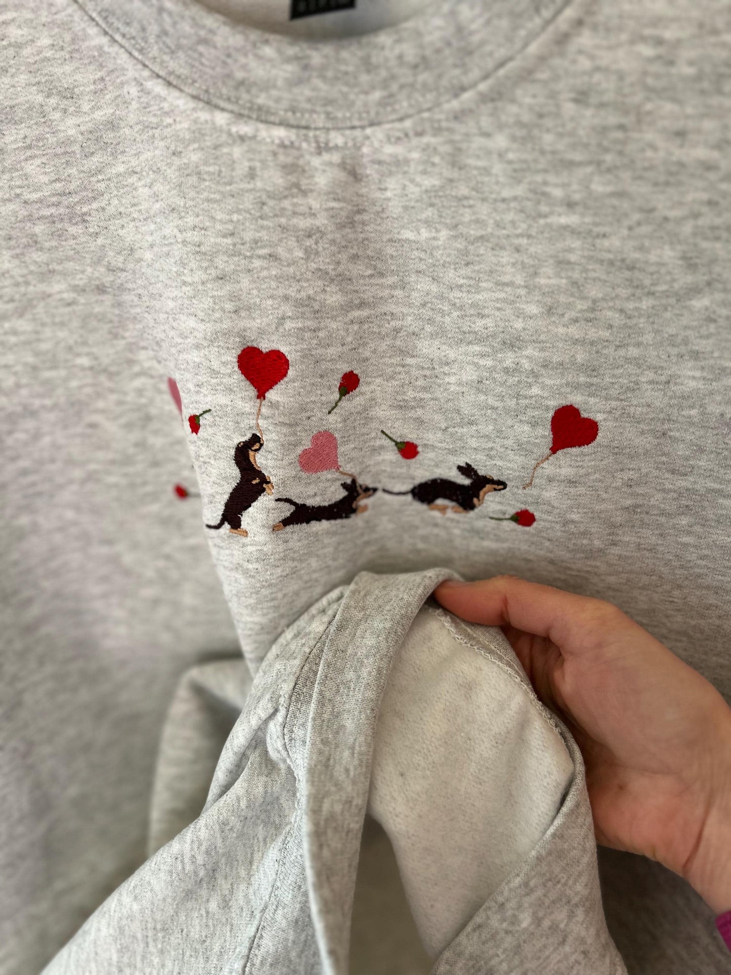 Sweat brodé teckels et coeurs