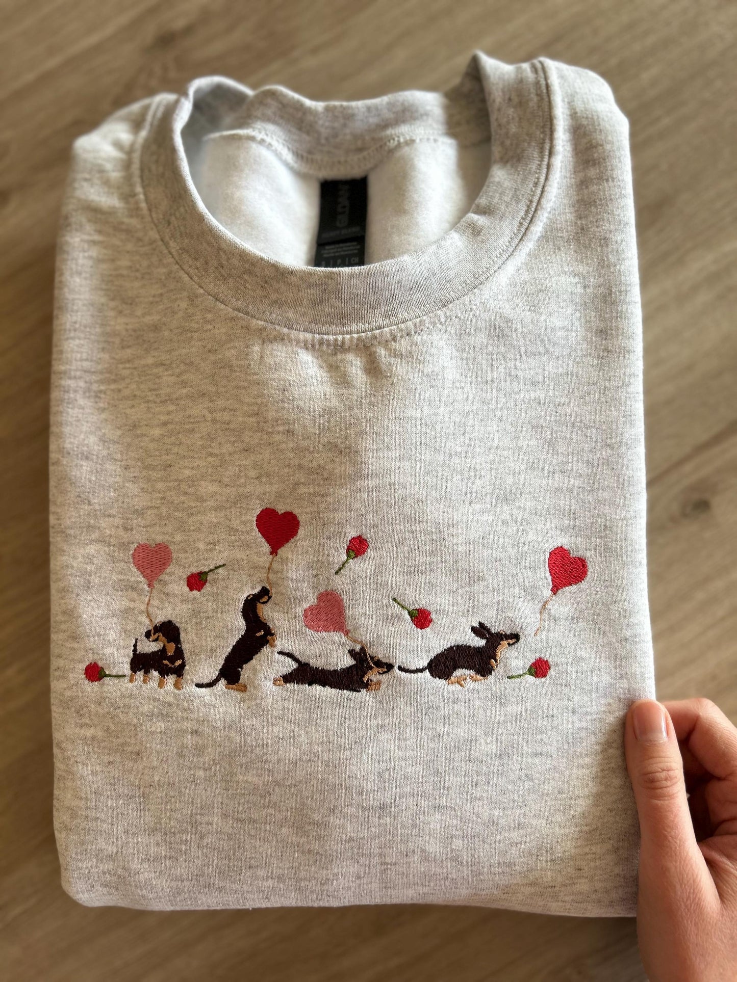 Sweat brodé teckels et coeurs