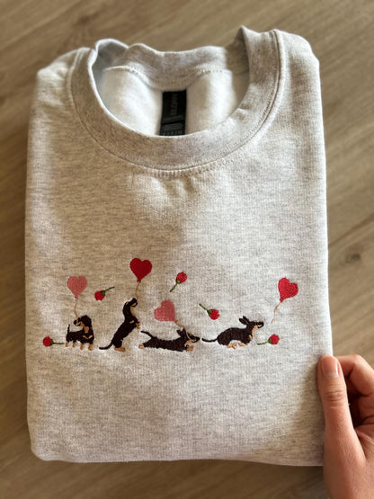Sweat brodé teckels et coeurs