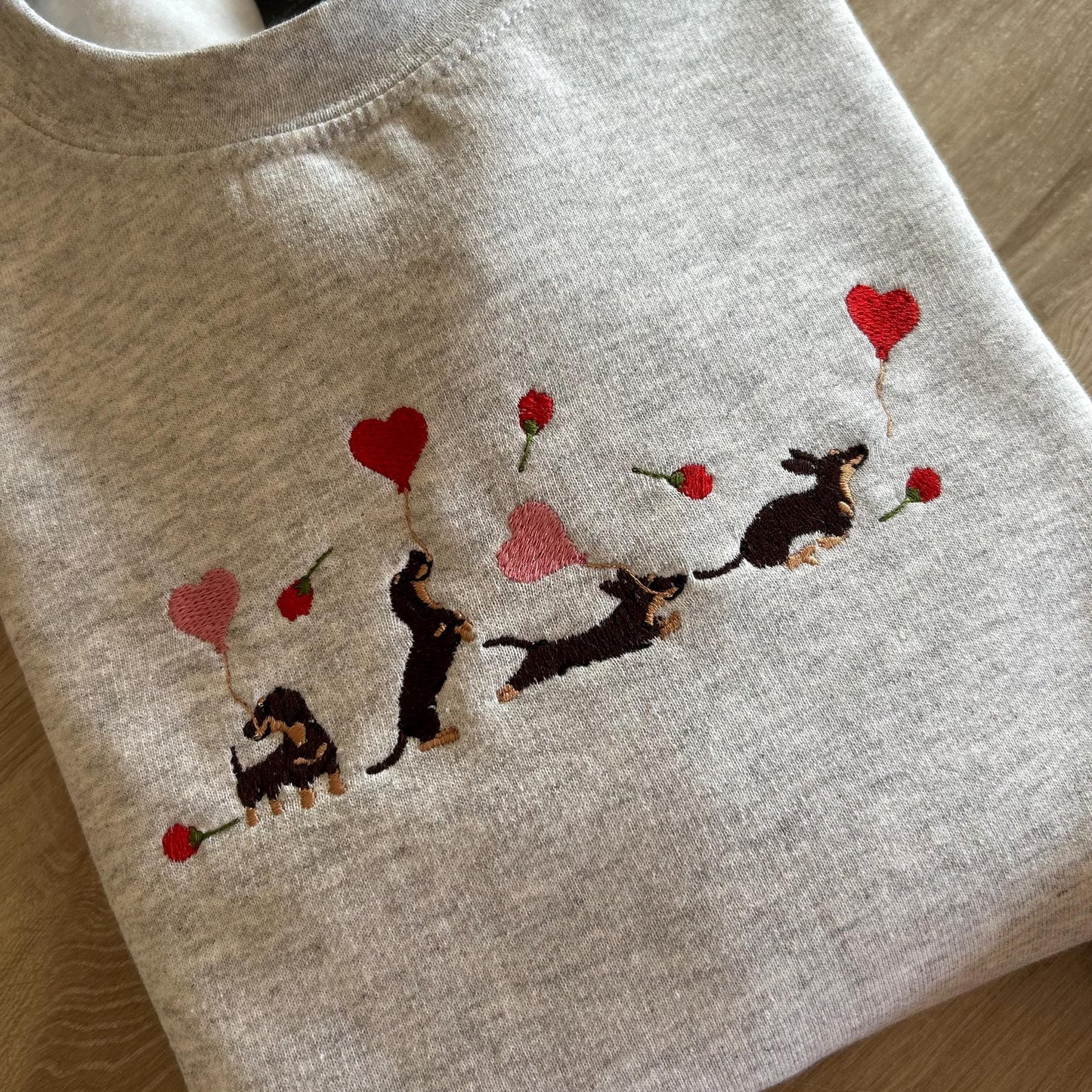 Sweat brodé teckels et coeurs
