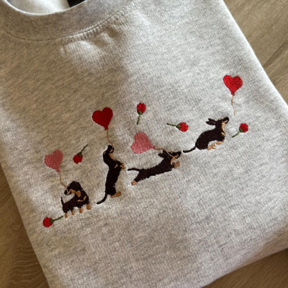 Sweat brodé teckels et coeurs