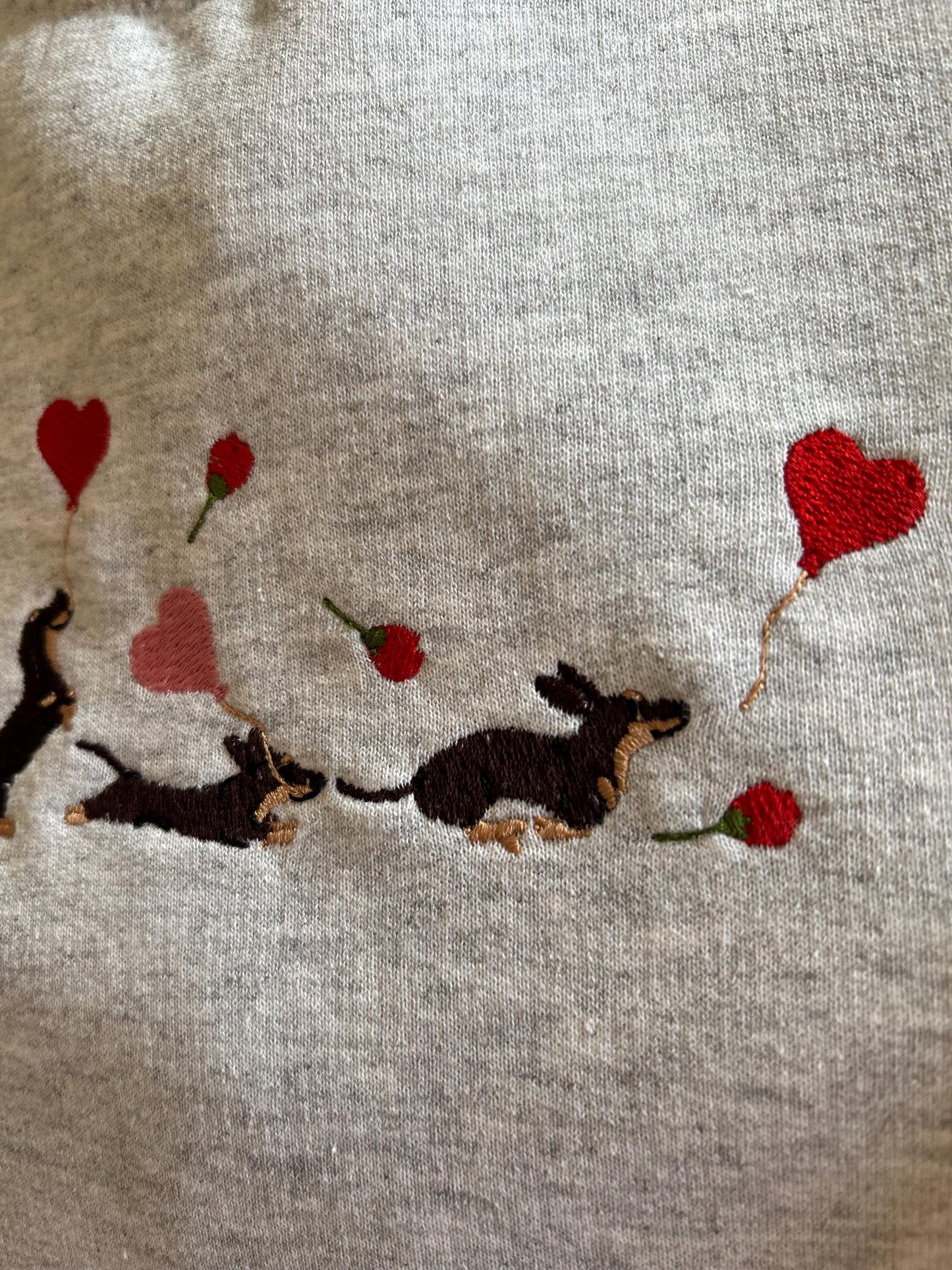 Sweat brodé teckels et coeurs