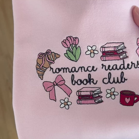 sweat brode femme avec livres fleurs tasse de café