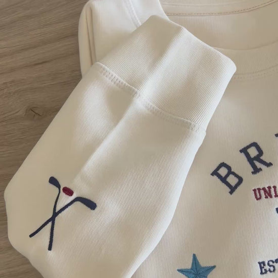 sweat off campus brodé par studio cozy 
