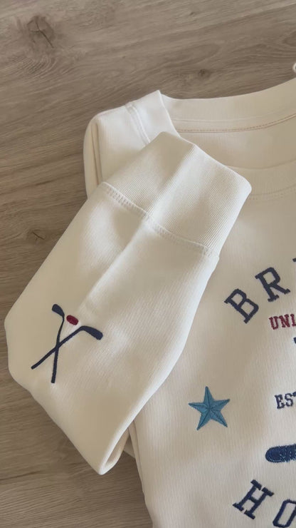 sweat off campus brodé par studio cozy 
