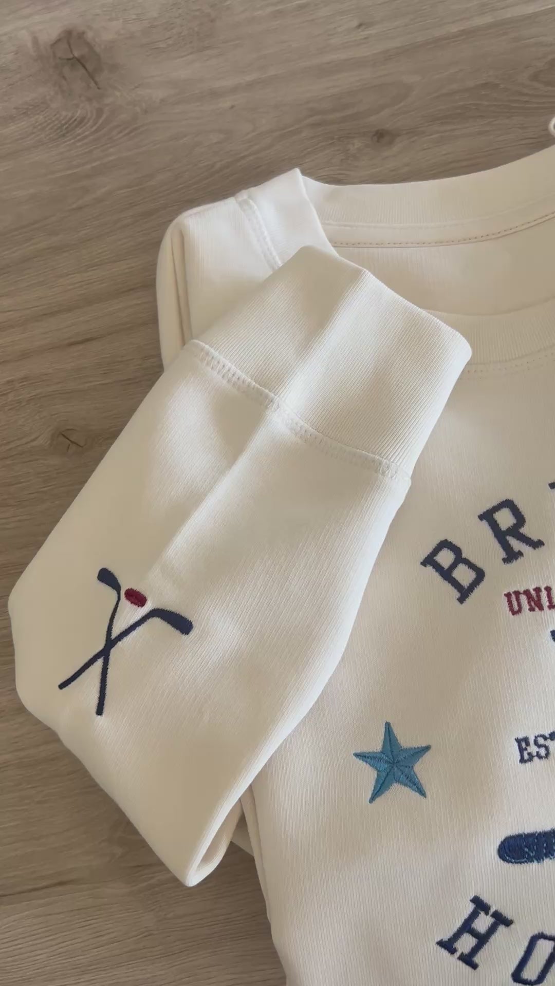sweat off campus brodé par studio cozy 