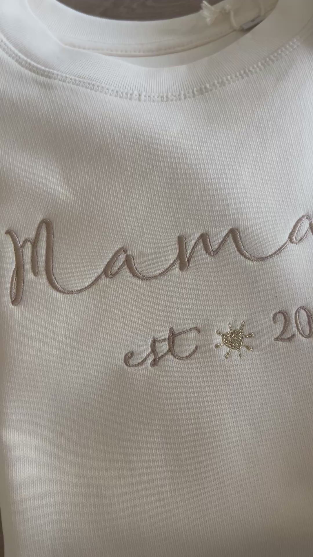 Vidéo de sweat maman personnalisé brodé