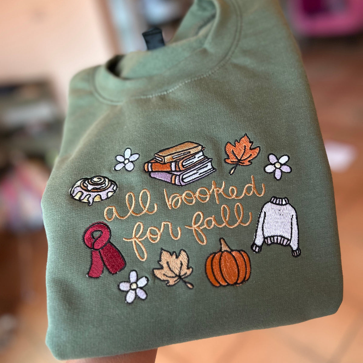 sweat d'automne all booked for fall brodé