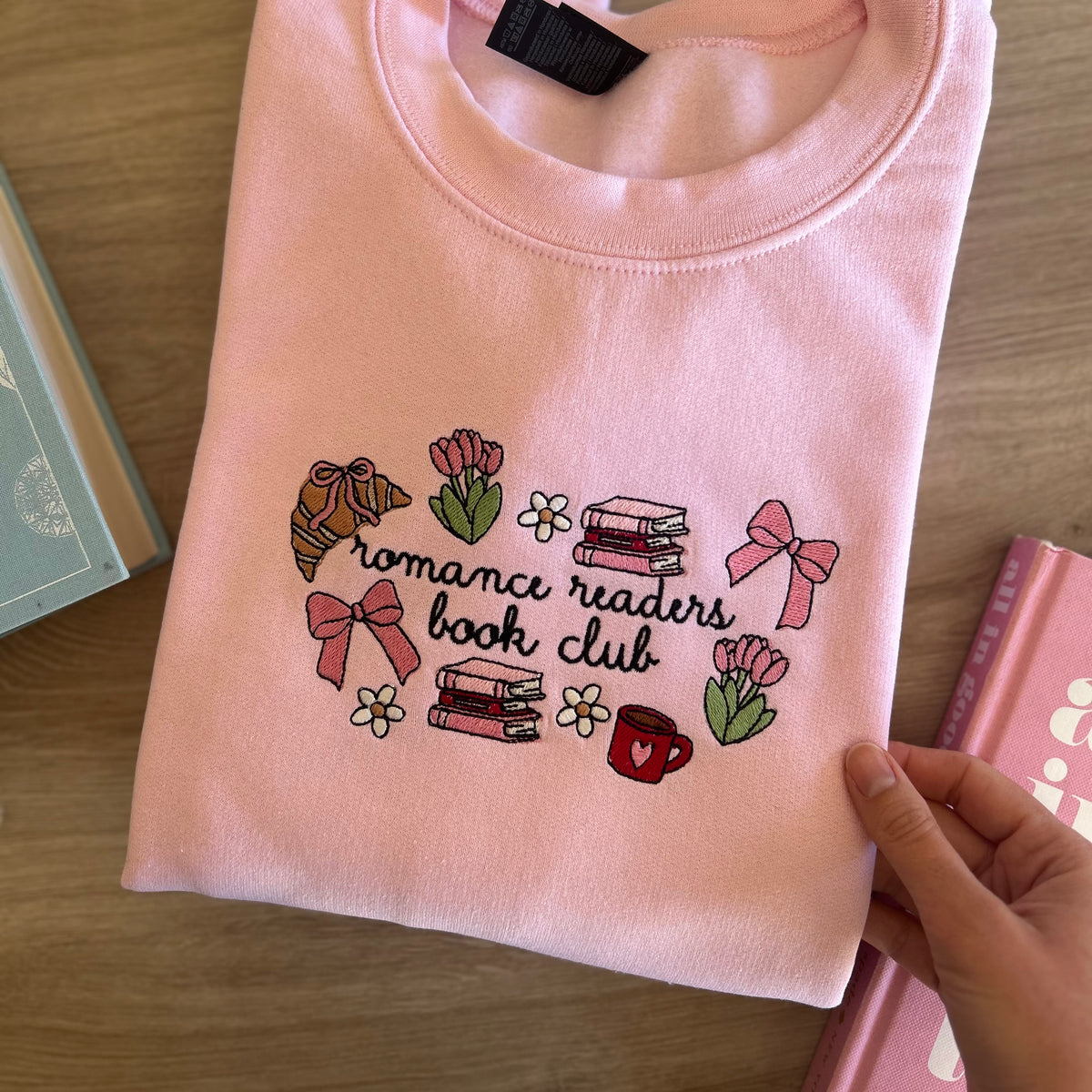 sweat brode avec ecriture romance reader book club