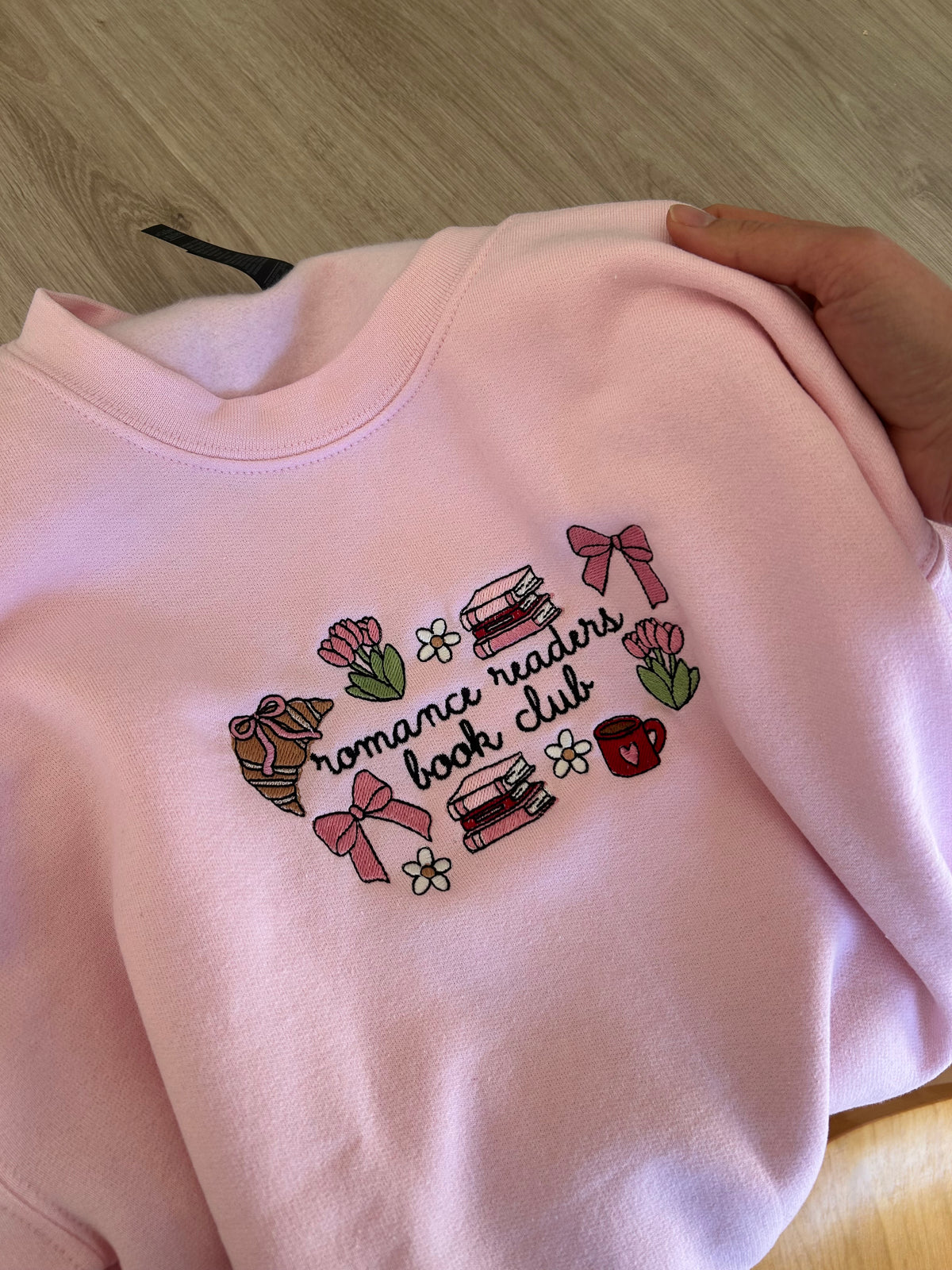 sweat brode avec livres noeuds fleurs et tasse 
